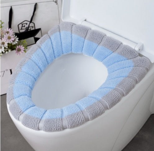 SitWarm™ - couverture de siège de toilette chaud d'hiver - Le Jardin de JadeLes Visionnaires014:200006153#blueModel 2 - BleuSitWarm™ - couverture de siège de toilette chaud d'hiver